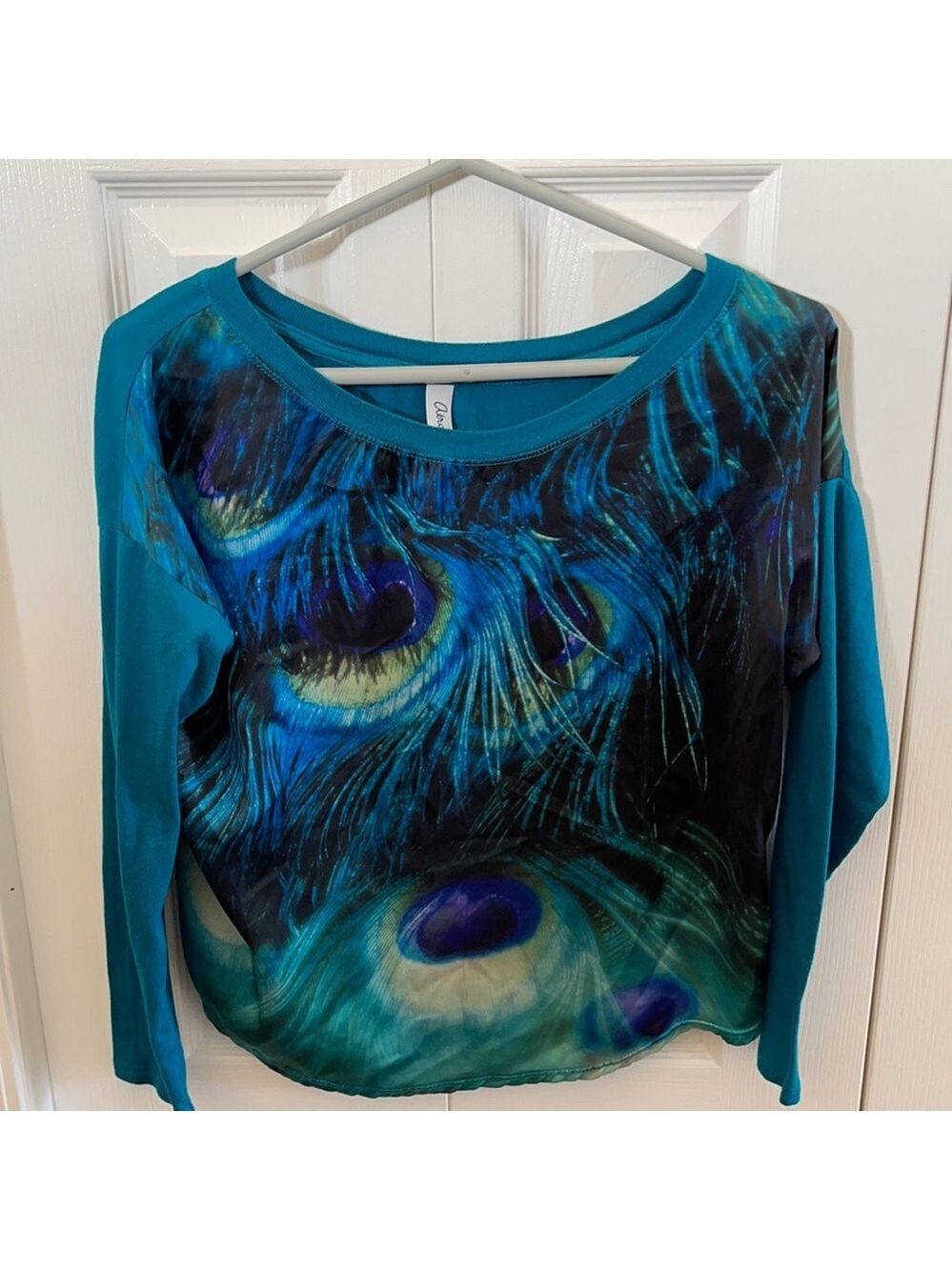 Gorgeous Aeropostale peacock top size M.